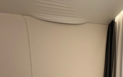 Слив воды с натяжного потолка